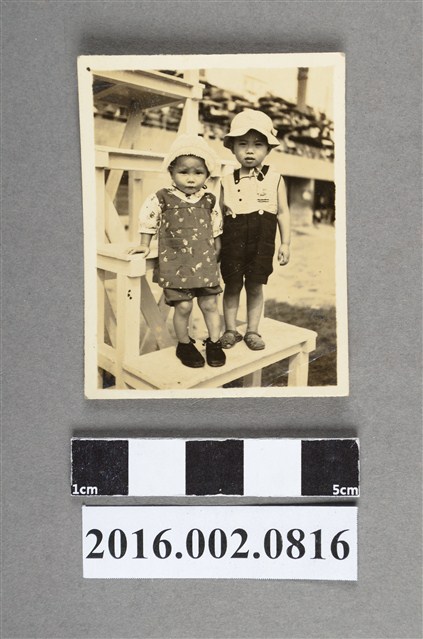 張星賢之長子與友人於北京 (共2張)