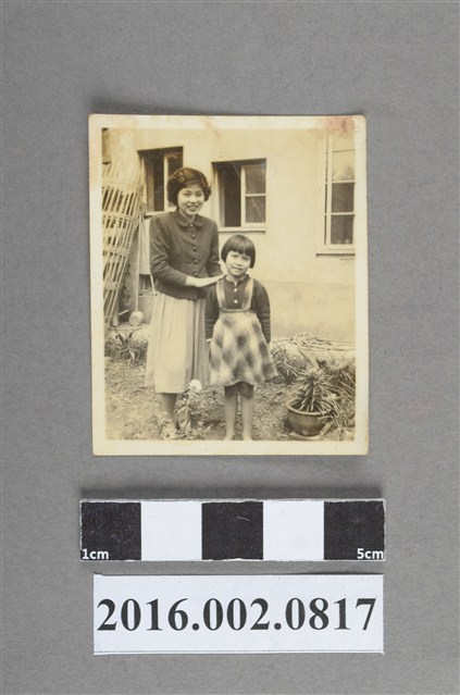 張星賢之合作金庫同仁於桃園支庫後庭院合照 (共2張)