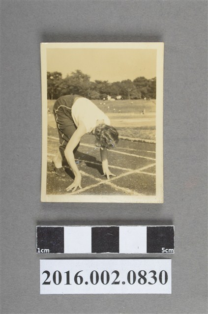 一位女選手起跑練習照 (共2張)