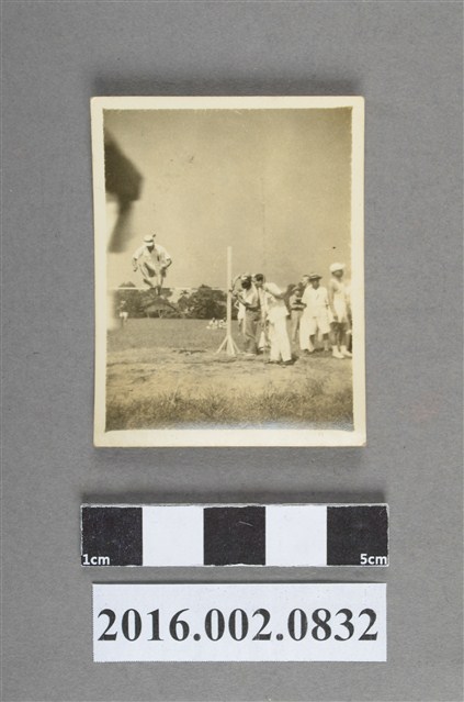 張星賢任職合作金庫時期於全庫第一屆運動會跳高練習 (共2張)