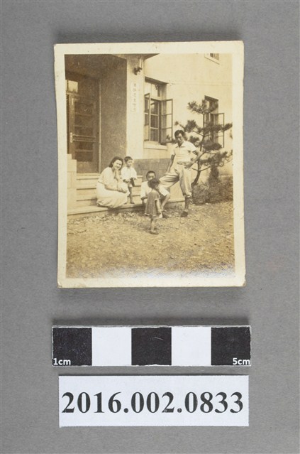 張星賢任職北京鐵路局時期與二子、親友合照 (共2張)