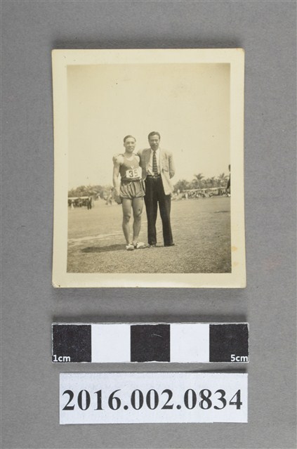 張星賢擔任台灣田徑隊副總領隊遠征菲律賓與黃建選手於馬尼拉黎沙運動場合照 (共2張)