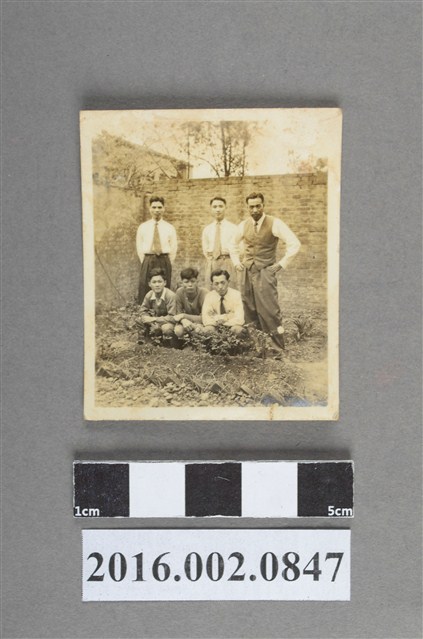 張星賢任職合作金庫時期與曾梅芳等同仁於合庫桃園支庫後庭院合照 (共2張)