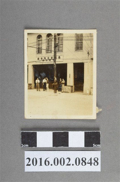 張星賢任職合作金庫時期與曾梅芳等同仁於合庫桃園支庫前合照 (共2張)