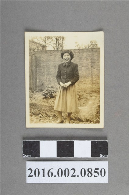 張星賢之合作金庫同仁於合庫桃園支庫後庭院獨照 (共2張)