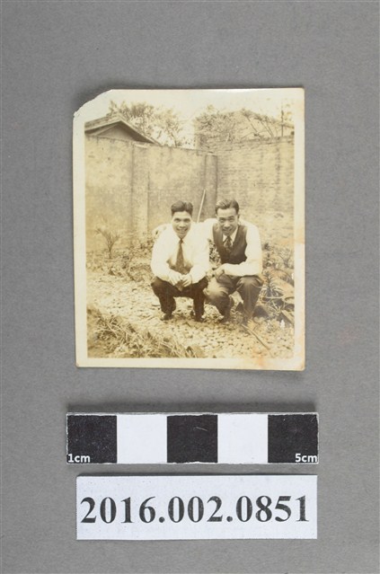 張星賢任職合作金庫時期與曾梅芳等同仁於合庫桃園支庫後庭院合照 (共2張)