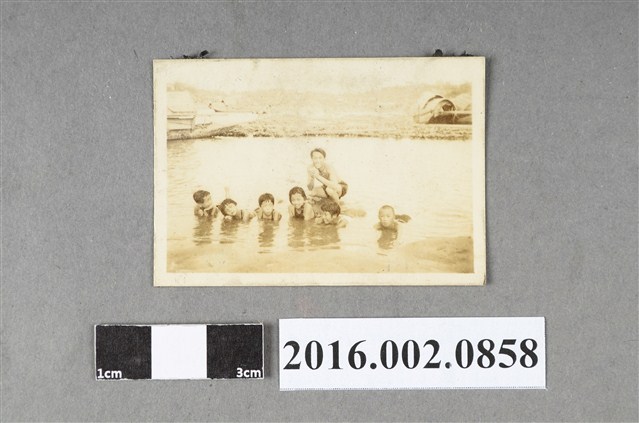 張星賢之大弟、小弟與親友於閩江上游砂場合照 (共2張)