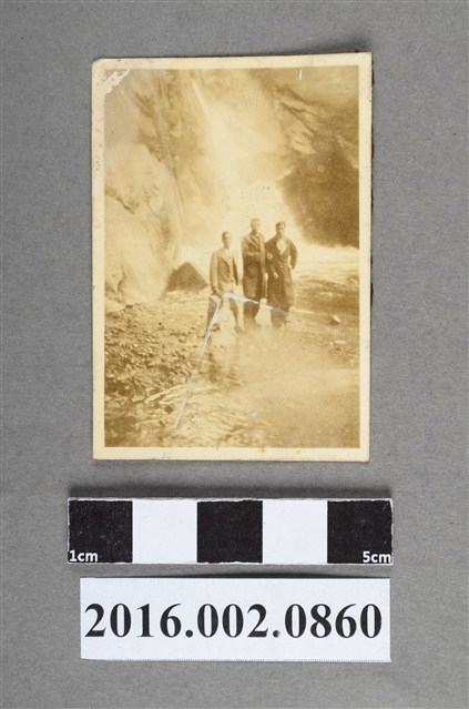 張星賢就讀早稻田大學時期與友人於日本富士五湖合照 (共2張)