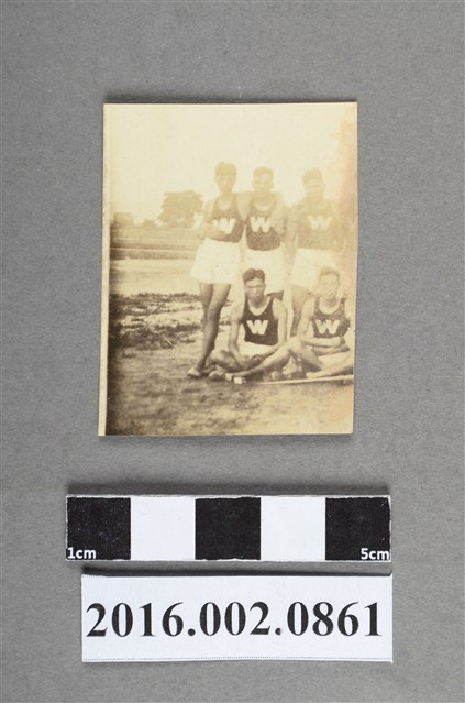 張星賢代表早稻田大學田徑部遠征朝鮮、滿州比賽與隊友於京城運動場合照 (共2張)