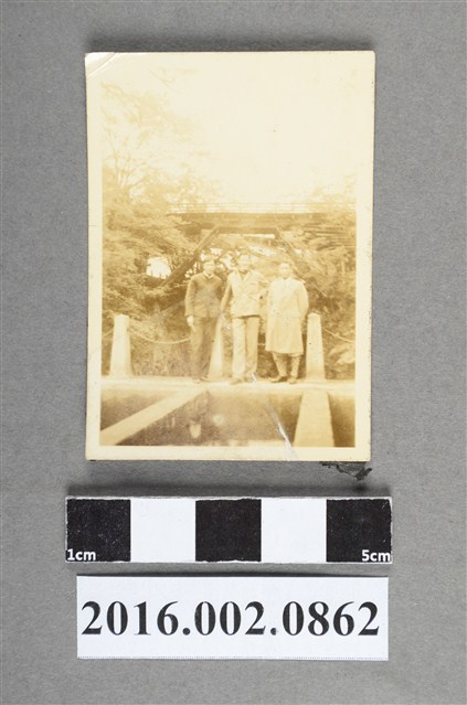 張星賢就讀早稻田大學時期與松平賴明等人合照 (共2張)