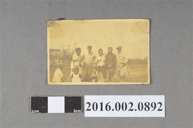 張星賢代表日本參加「第十屆遠東大會」返程停留上海與友人於運動場合照 (共2張)