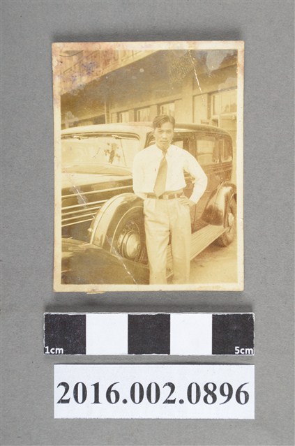 張星賢返台結婚於陳啟川之車前 (共2張)