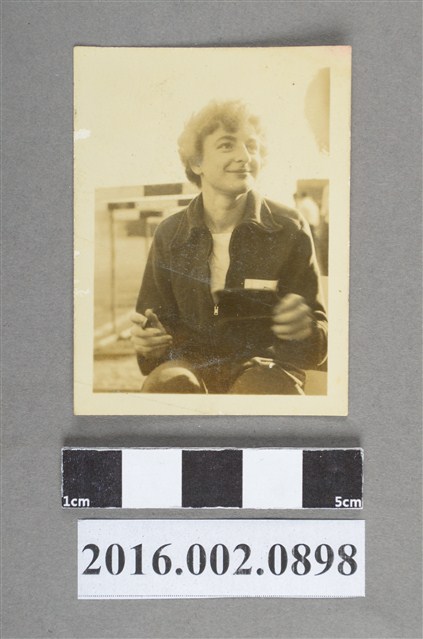 外國女裁判員於運動場 (共2張)