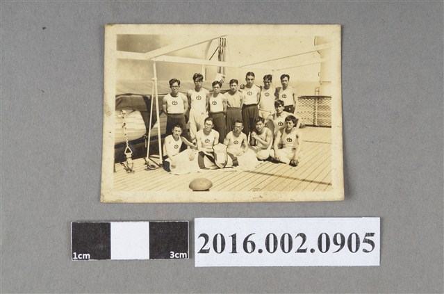 張星賢就讀早稻田大學時期與選手、同學等人於明治神宮體育場合照 (共2張)