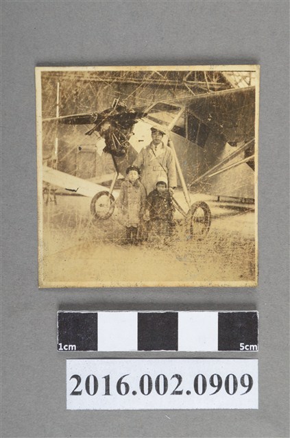 張星賢任職滿鐵時期與台籍友人之子於大連飛行場合照 (共2張)