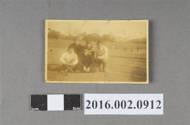 張星賢就讀早稻田大學時期與選手、同學等人於明治神宮體育場合照 (共2張)