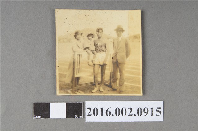 張星賢任職滿鐵時期與友人於大連運動場合照 (共2張)