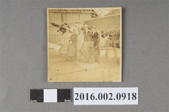 張星賢任職滿鐵時期與台籍友人於大連飛行場合照 (共2張)