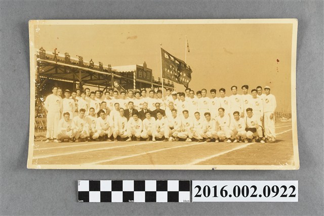 張星賢擔任自由中國臺灣田徑隊副總領隊遠征菲律賓與全體隊員於馬尼拉黎沙運動場合照 (共2張)