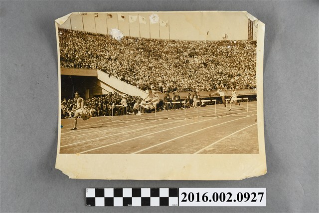 第三屆亞洲運動大會於日本東京舉行的男子四百中欄競賽 (共2張)