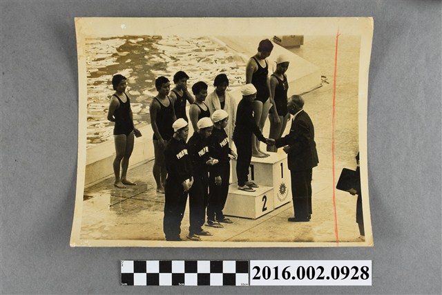 第三屆亞洲運動大會於日本東京舉行的女子游泳競賽頒獎典禮 (共2張)