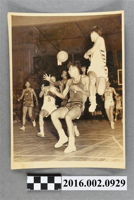 第三屆亞洲運動大會於日本東京舉行的男子籃球競賽–台灣對日本隊 (共2張)