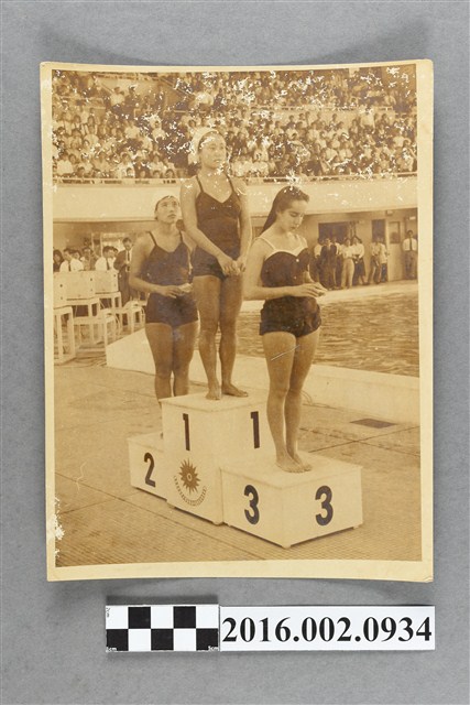 第三屆亞洲運動大會於日本東京舉行的女子游泳競賽頒獎典禮 (共2張)