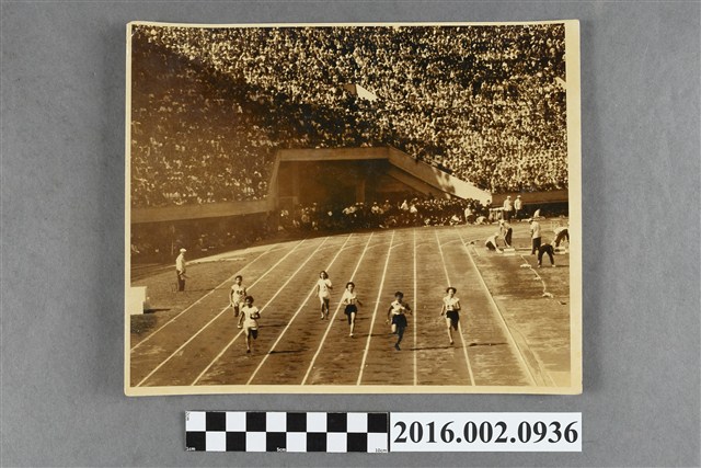 第三屆亞洲運動大會於日本東京舉行的女子競賽 (共2張)