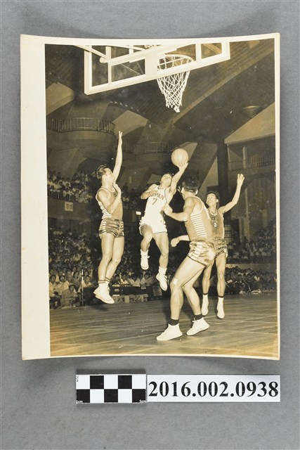 第三屆亞洲運動大會於日本東京舉行的男子籃球競賽–台灣對日本隊 (共2張)