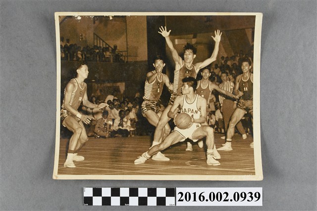 第三屆亞洲運動大會於日本東京舉行的男子籃球競賽–台灣對日本隊 (共2張)