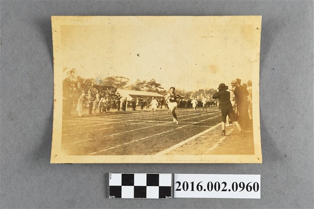 張星賢參加東京台灣同鄉會運動會勇奪一百公尺競賽冠軍 (共2張)