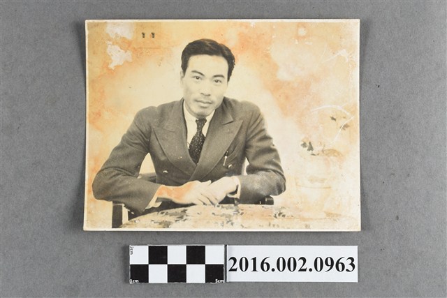 張星賢著西裝半身照 (共2張)