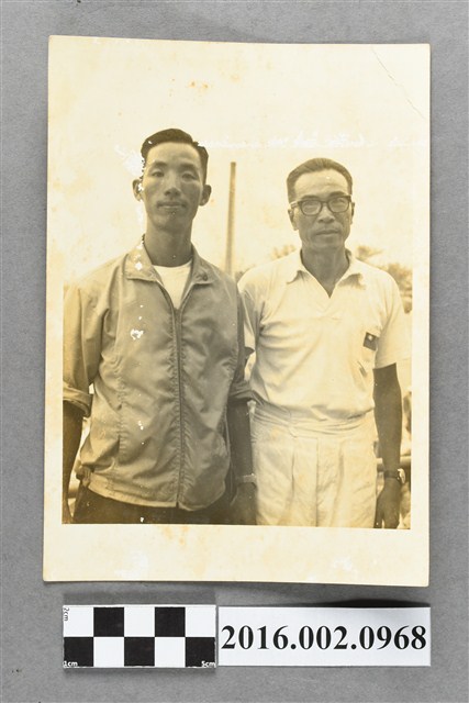 張星賢與學生吳清桂於新竹體育場舉行的「第十七屆省運」合照 (共2張)