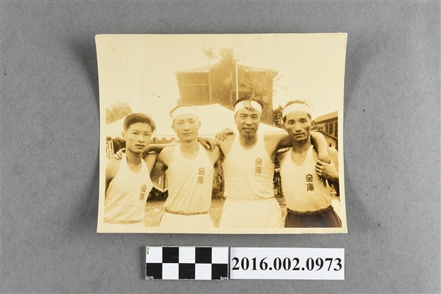 張星賢與合作金庫隊友於排球友誼賽合照 (共2張)