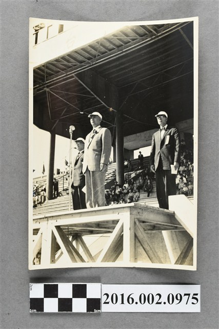 張星賢擔任田徑協會總幹事與吳三連會長等人於大會司令台 (共2張)