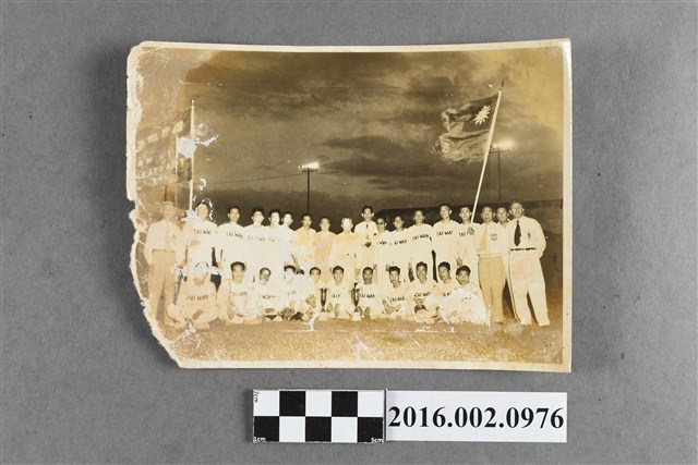 張星賢擔任自由中國臺灣田徑隊副總領隊遠征菲律賓與全體隊員於馬尼拉黎沙運動場合照 (共2張)