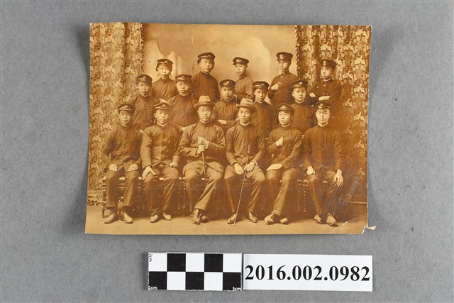 張啟明（張星賢之父）任教於國語學校時期與教長、學生合照  (共2張)