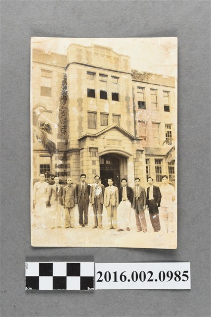 張星賢任職省立台中師範學校訓導主任時期與校長、教職員合照 (共2張)