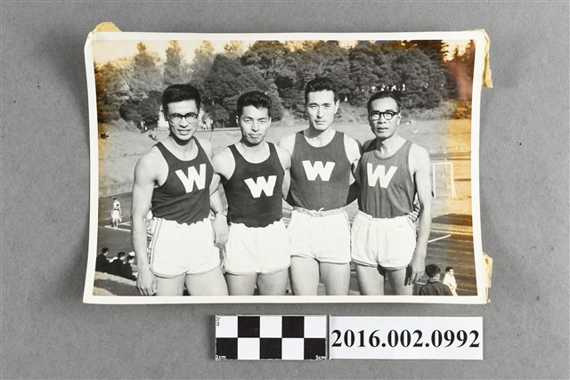 張星賢參加日本慶應大學舉行的傳統早、慶田徑對抗賽與隊友於日吉運動場合照 (共2張)