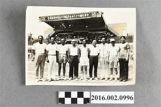 張星賢與日籍友人吉岡隆德等人參加台灣區第二十九屆田徑賽大會–高齡會比賽於嘉義體育場合照 (共2張)