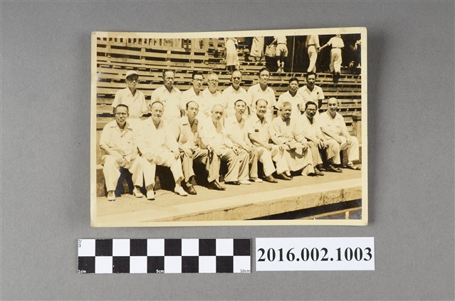 張星賢擔任台灣代表隊總隊長參加「第七屆全國運動大會」與楊肇嘉等人於上海新公園合照 (共2張)