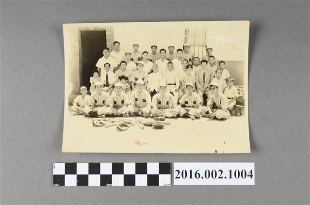 張星賢與子女、合作金庫棒球隊等人合照  (共2張)