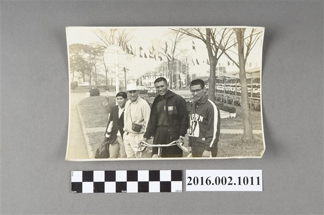 楊傳廣代表臺灣參加第十七屆羅馬奧運與教練、日籍選手等人合照 (共2張)