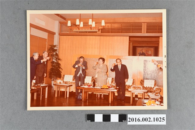 張星賢夫婦參加滿鐵昭十會歡迎會與議長安井謙等人於日本參議院議長官邸合照 (共2張)