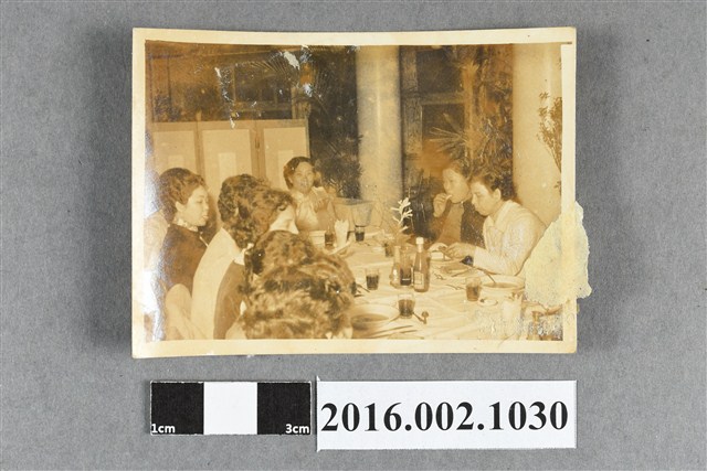 鄭新和與彰化女高同學聚會合照 (共2張)