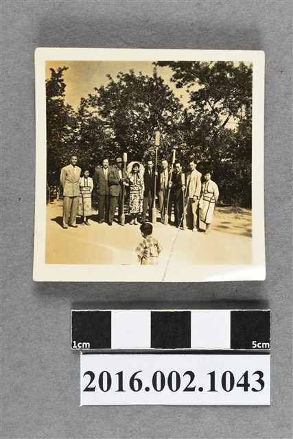 張星賢與織田幹雄、賴土金等人於日月潭邵族部落合照 (共2張)