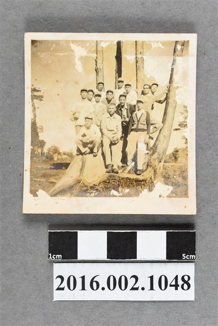 張星賢任職合庫桃園支庫經理與副理曾梅芳等同仁出遊合照 (共2張)