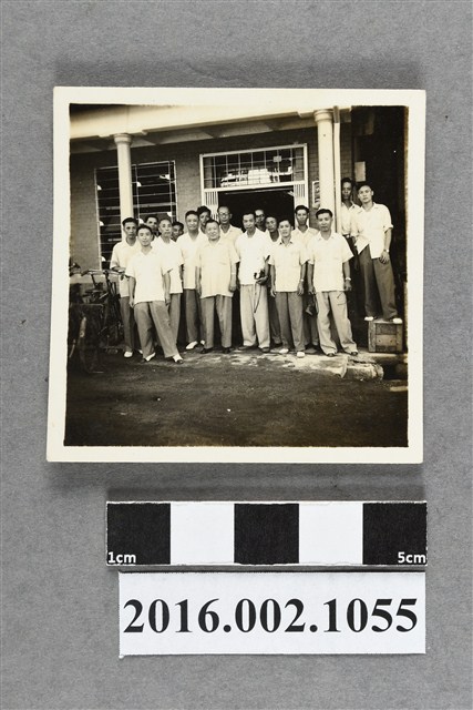 張星賢任職合庫桃園支庫經理與副理曾梅芳等同仁合照 (共2張)