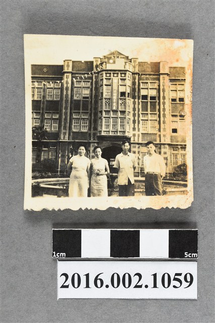 鄭新合與彰化高女同學等人於學校合照 (共2張)