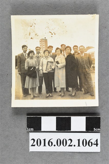 張星賢與合作金庫人事室同仁於公路局台北總站合照 (共2張)